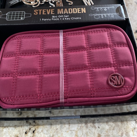 Steve Madden Fanny Pack and Two Keychains - Picture 2 of 6